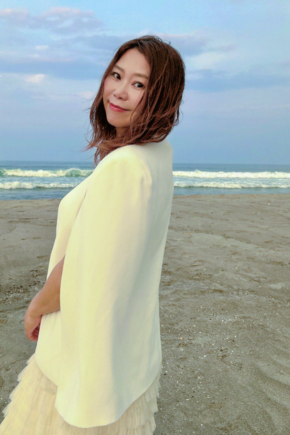 海辺に立つチコ